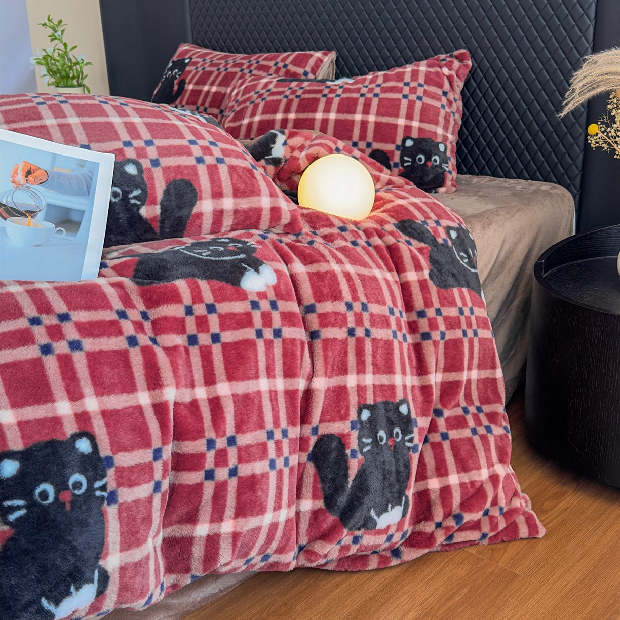 91家纺网 家纺一手货源 找家纺 璐维斯 2025 A类舒适兔毛绒印花四件套卡通花卉牛奶绒秋冬保暖床上用品单被套三件套 甜酷猫-红