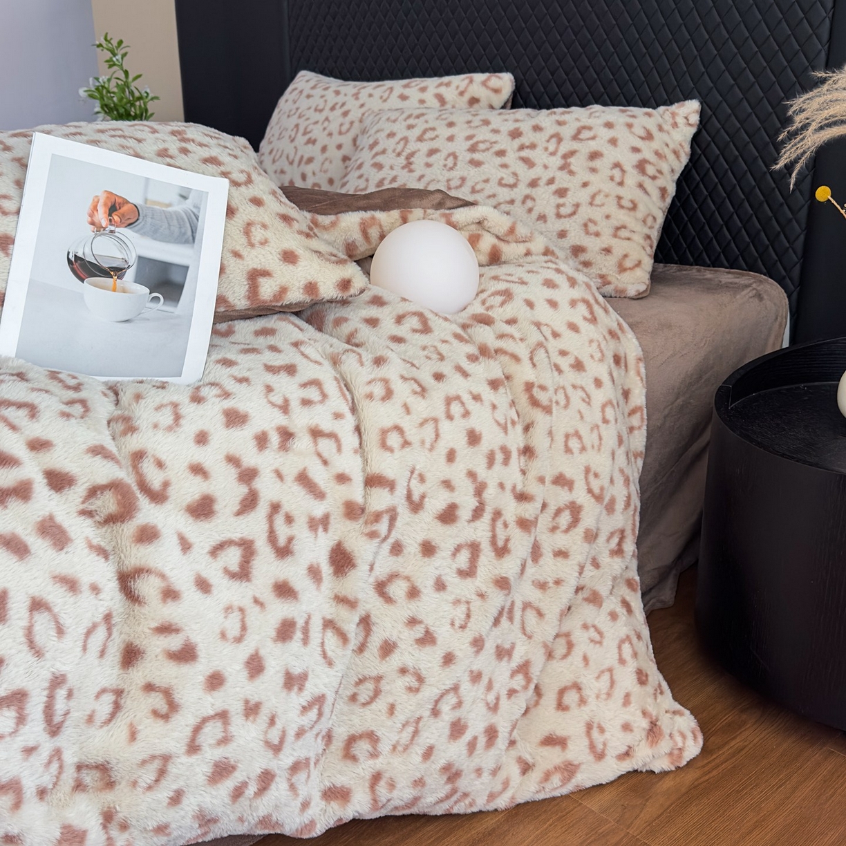 91家纺网 家纺一手货源 找家纺 璐维斯 2025 A类舒适兔毛绒印花四件套卡通花卉牛奶绒秋冬保暖床上用品单被套三件套 时尚豹纹