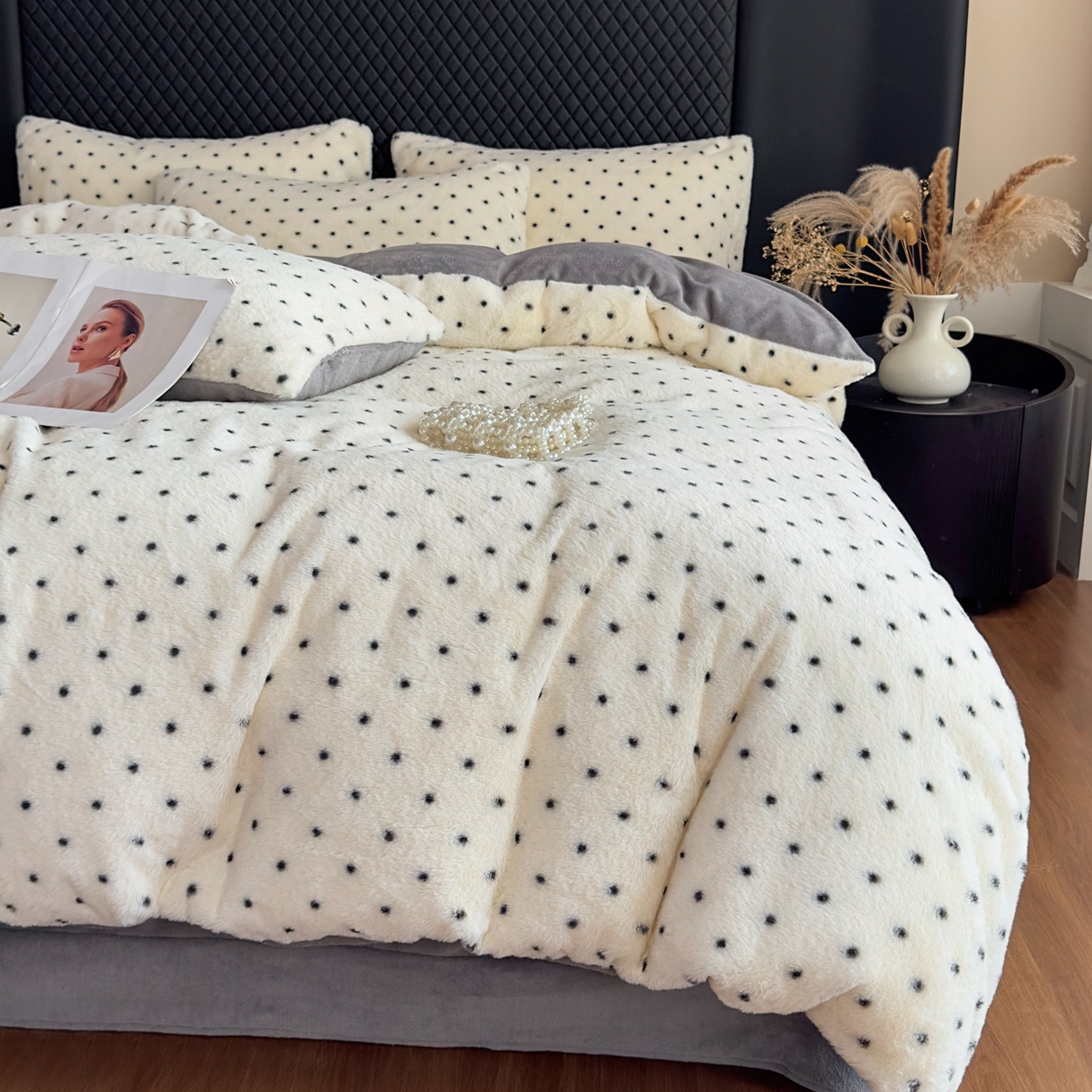 91家纺网 家纺一手货源 找家纺 璐维斯 2025 A类舒适兔毛绒印花四件套卡通花卉牛奶绒秋冬保暖床上用品单被套三件套 浪漫波点-白