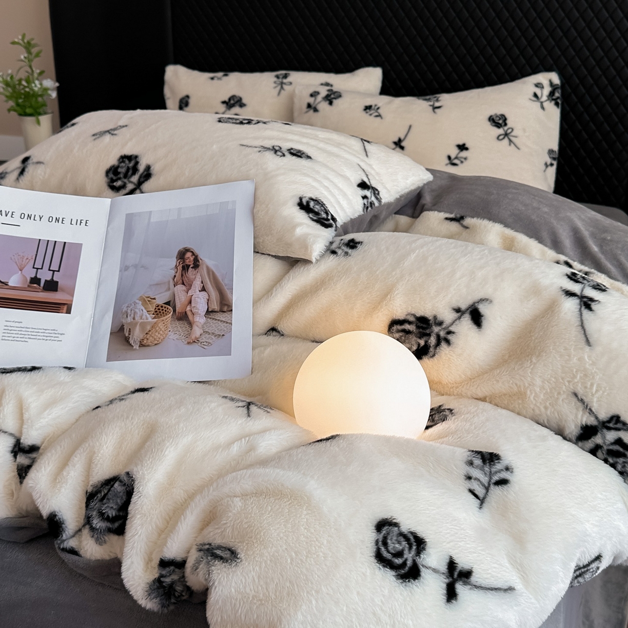 91家纺网 家纺一手货源 找家纺 璐维斯 2025 A类舒适兔毛绒印花四件套卡通花卉牛奶绒秋冬保暖床上用品单被套三件套 玫瑰白