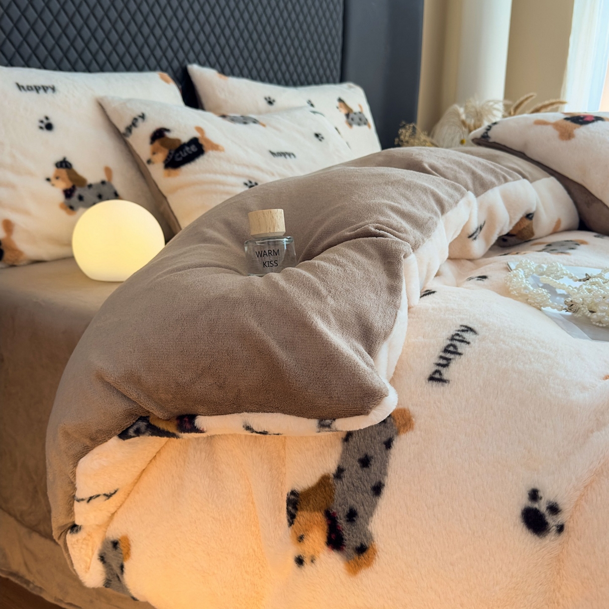 91家纺网 家纺一手货源 找家纺 璐维斯 2025 A类舒适兔毛绒印花四件套卡通花卉牛奶绒秋冬保暖床上用品单被套三件套 腊肠狗