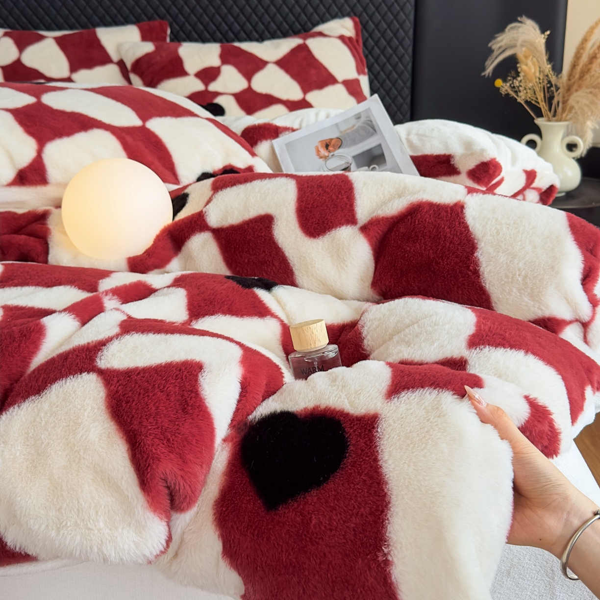 91家纺网 家纺一手货源 找家纺 璐维斯 2025 A类舒适兔毛绒印花四件套卡通花卉牛奶绒秋冬保暖床上用品单被套三件套 红色棋盘格