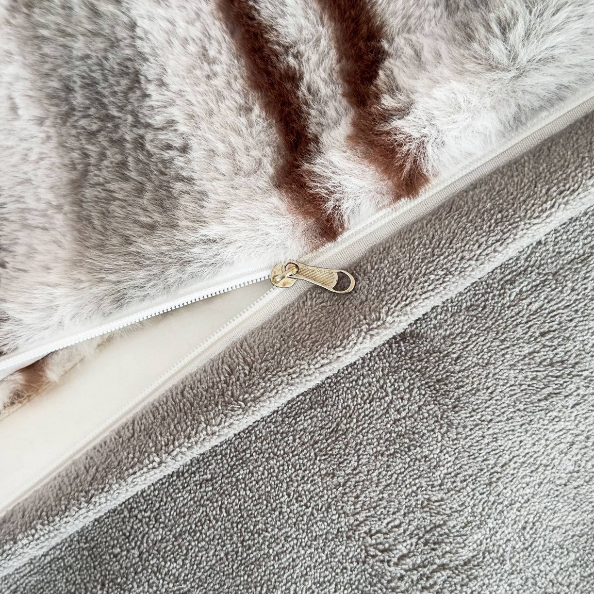 91家纺网 家纺一手货源 找家纺 璐维斯 2025 A类舒适兔毛绒印花四件套卡通花卉牛奶绒秋冬保暖床上用品单被套三件套 时尚条纹狗