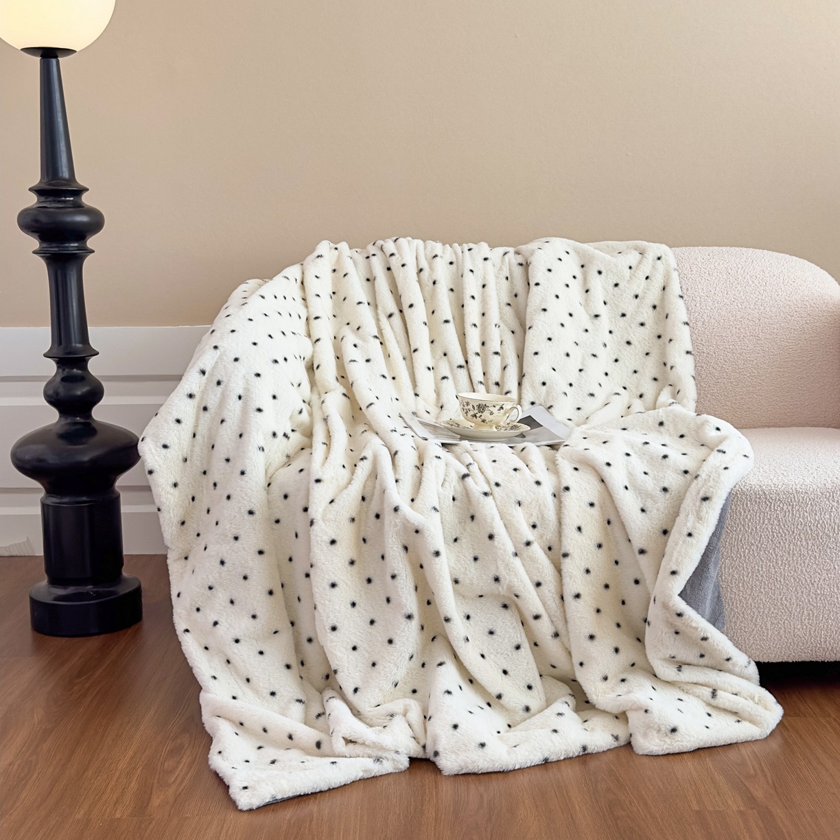 91家纺网 家纺一手货源 找家纺 璐维斯 2025 A类舒适兔毛绒印花四件套卡通花卉牛奶绒秋冬保暖床上用品单被套三件套 浪漫波点-白