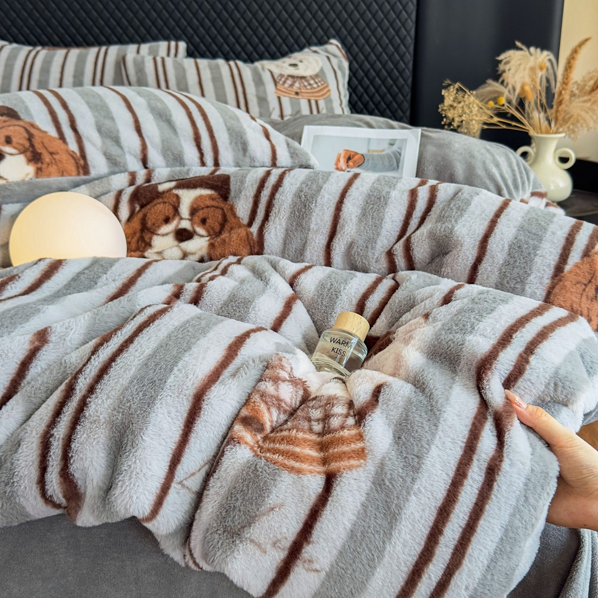 91家纺网 家纺一手货源 找家纺 璐维斯 2025 A类舒适兔毛绒印花四件套卡通花卉牛奶绒秋冬保暖床上用品单被套三件套 时尚条纹狗