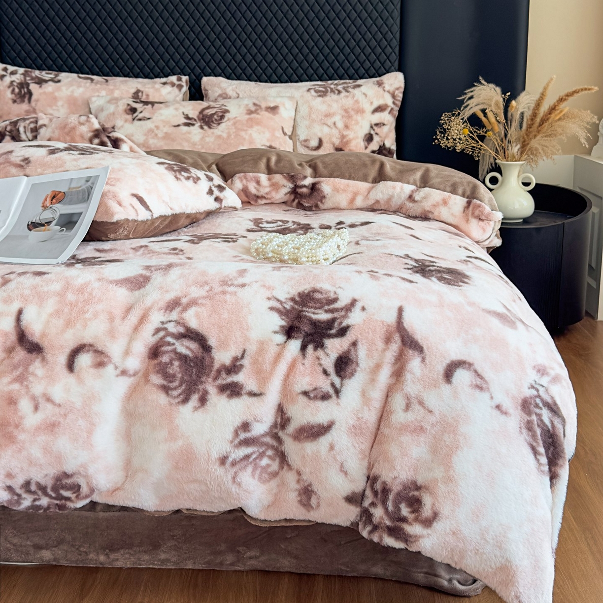 91家纺网 家纺一手货源 找家纺 璐维斯 2025 A类舒适兔毛绒印花四件套卡通花卉牛奶绒秋冬保暖床上用品单被套三件套 繁花-豆沙