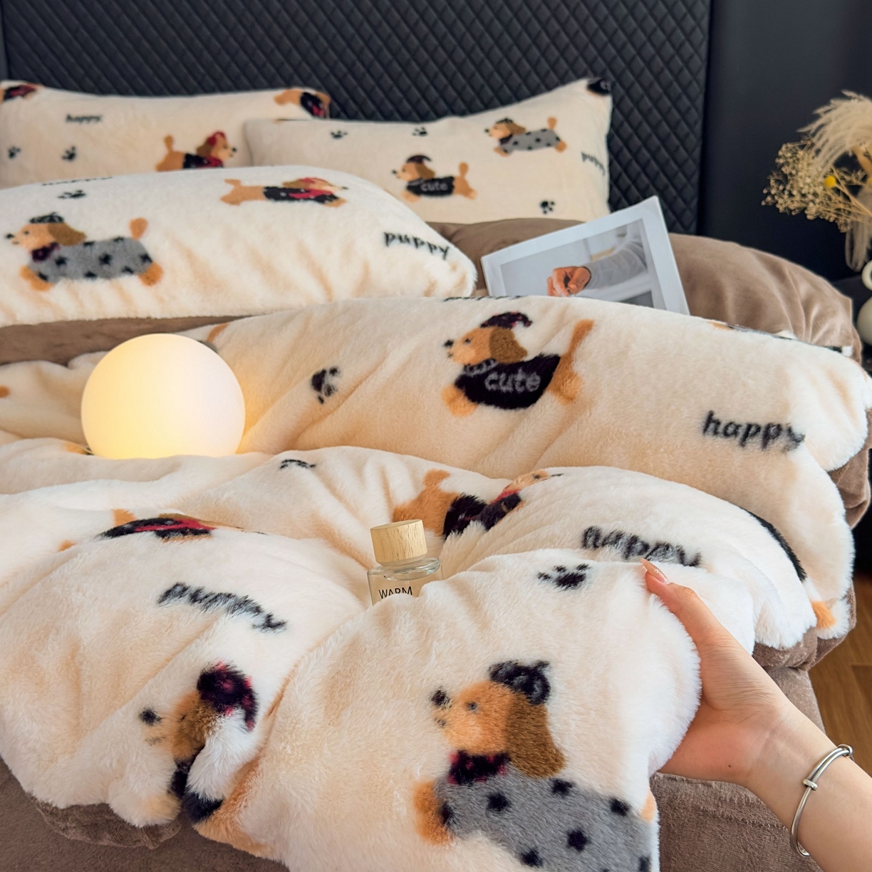 91家纺网 家纺一手货源 找家纺 璐维斯 2025 A类舒适兔毛绒印花四件套卡通花卉牛奶绒秋冬保暖床上用品单被套三件套 腊肠狗