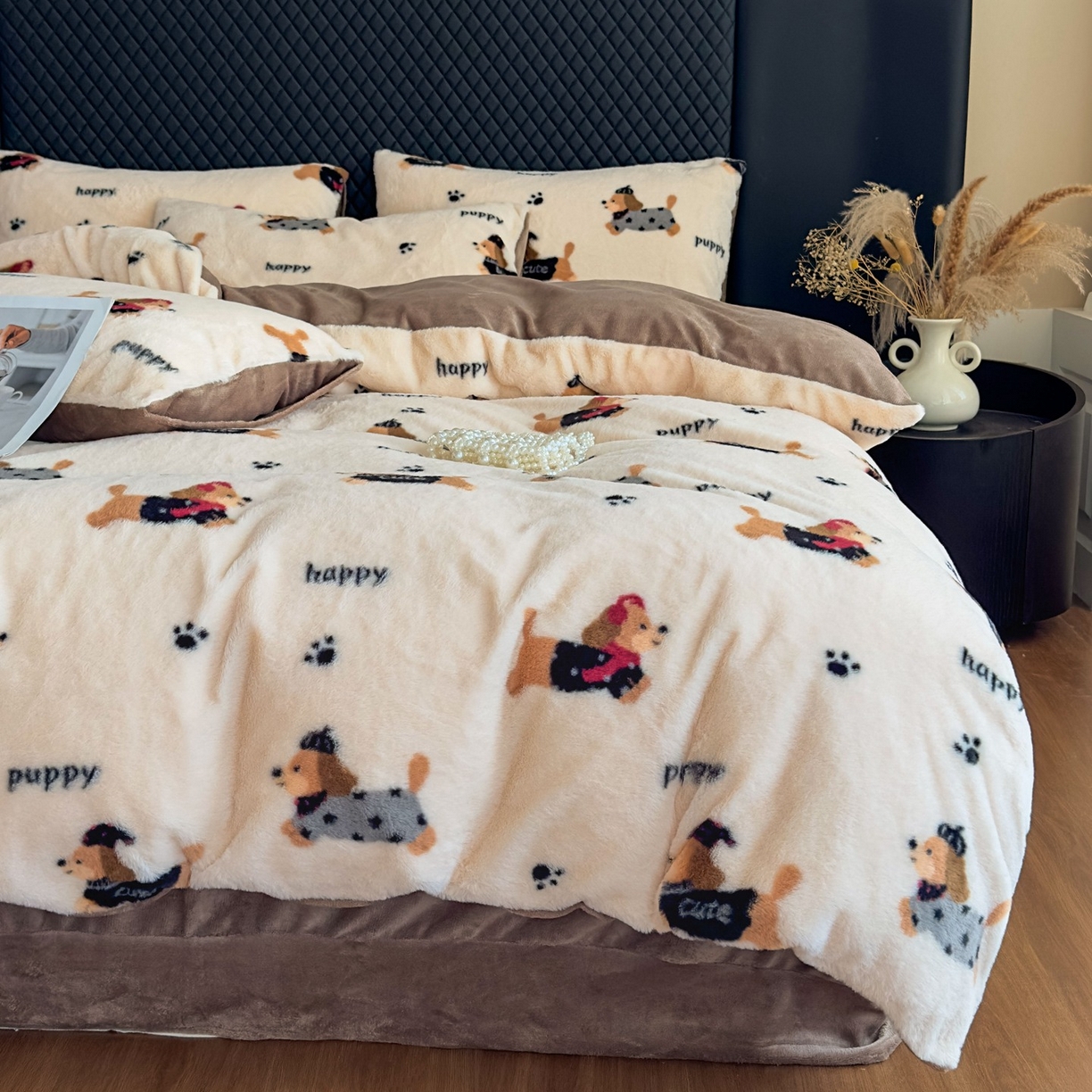 91家纺网 家纺一手货源 找家纺 璐维斯 2025 A类舒适兔毛绒印花四件套卡通花卉牛奶绒秋冬保暖床上用品单被套三件套 腊肠狗