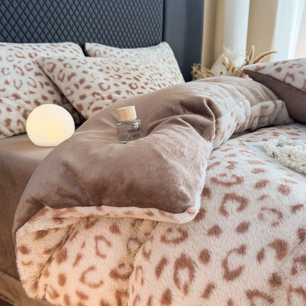 91家纺网 家纺一手货源 找家纺 璐维斯 2025 A类舒适兔毛绒印花四件套卡通花卉牛奶绒秋冬保暖床上用品单被套三件套 时尚豹纹