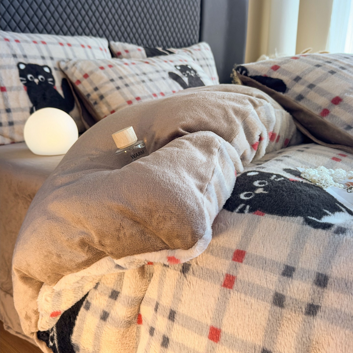 91家纺网 家纺一手货源 找家纺 璐维斯 2025 A类舒适兔毛绒印花四件套卡通花卉牛奶绒秋冬保暖床上用品单被套三件套 甜酷猫-咖