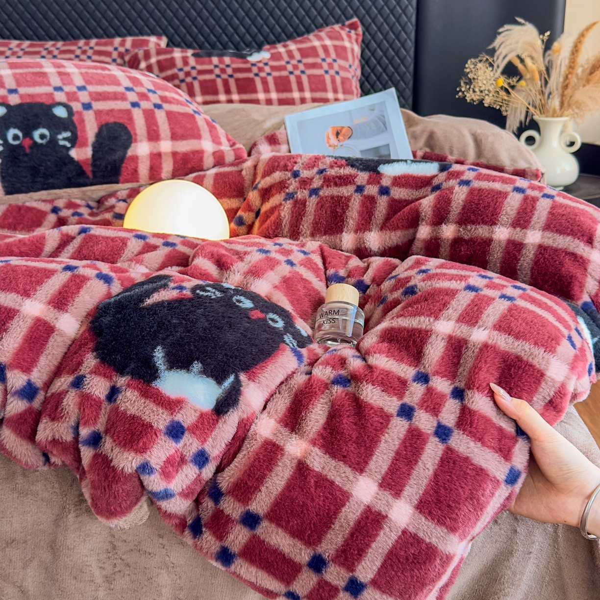 91家纺网 家纺一手货源 找家纺 璐维斯 2025 A类舒适兔毛绒印花四件套卡通花卉牛奶绒秋冬保暖床上用品单被套三件套 甜酷猫-红