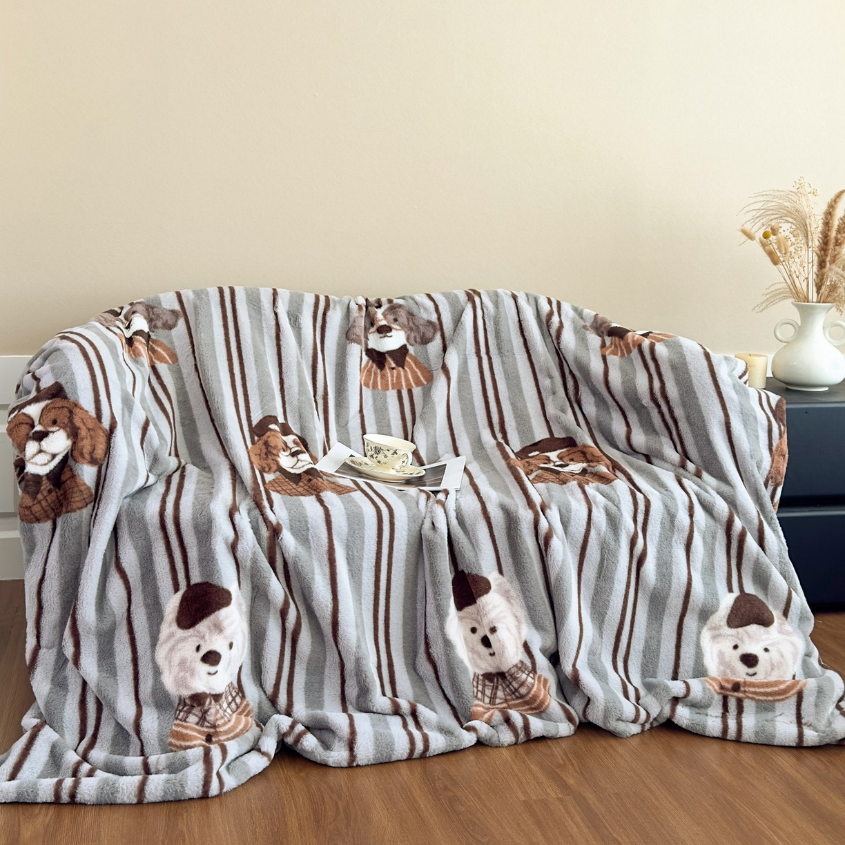 91家纺网 家纺一手货源 找家纺 璐维斯 2025 A类舒适兔毛绒印花四件套卡通花卉牛奶绒秋冬保暖床上用品单被套三件套 时尚条纹狗