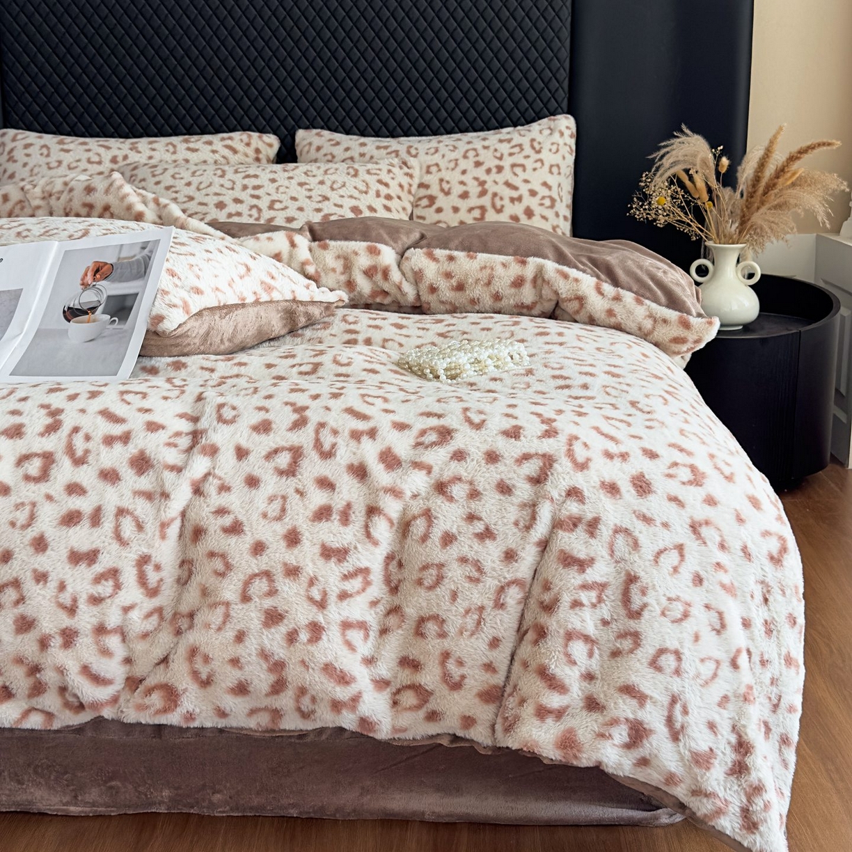 91家纺网 家纺一手货源 找家纺 璐维斯 2025 A类舒适兔毛绒印花四件套卡通花卉牛奶绒秋冬保暖床上用品单被套三件套 时尚豹纹