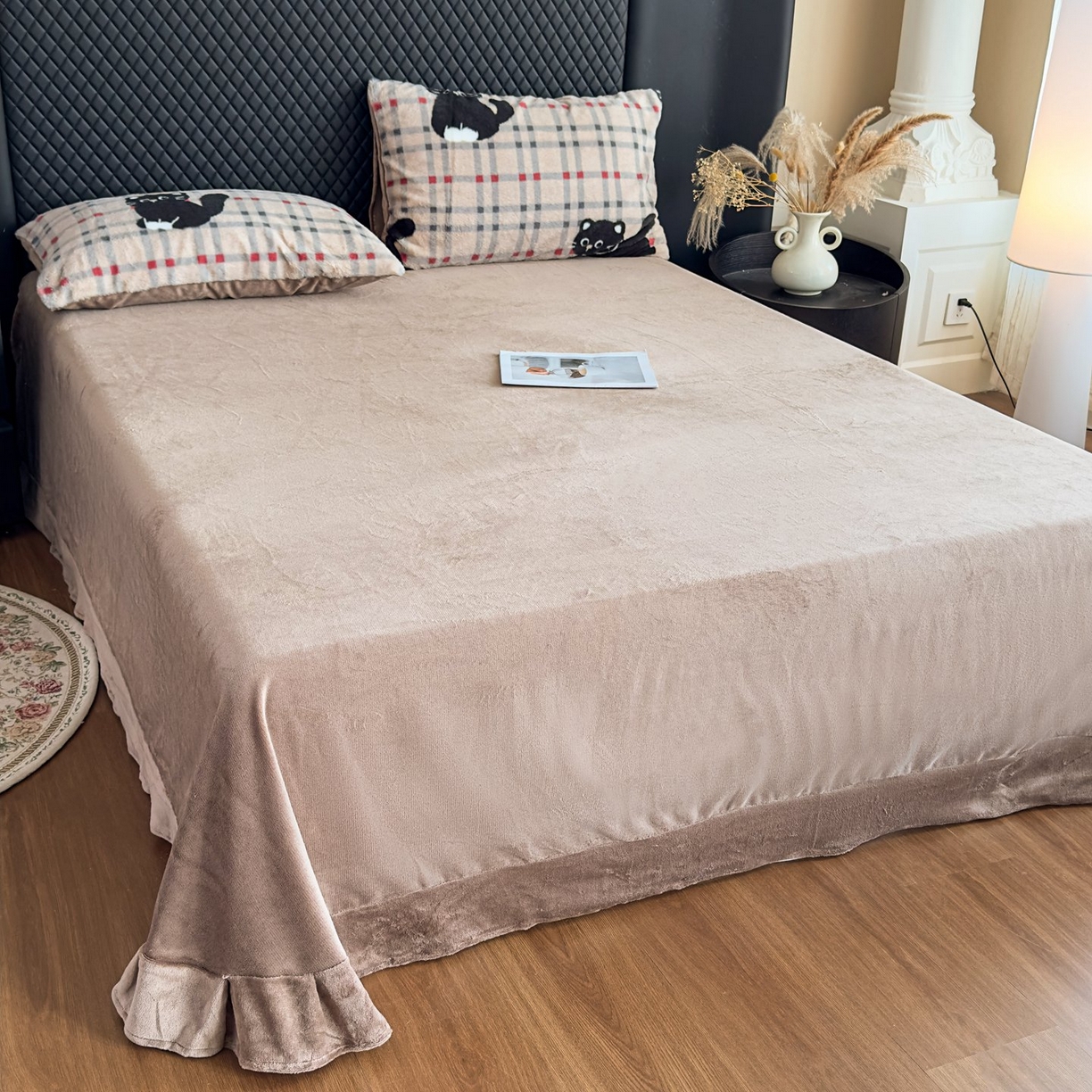 91家纺网 家纺一手货源 找家纺 璐维斯 2025 A类舒适兔毛绒印花四件套卡通花卉牛奶绒秋冬保暖床上用品单被套三件套 甜酷猫-咖