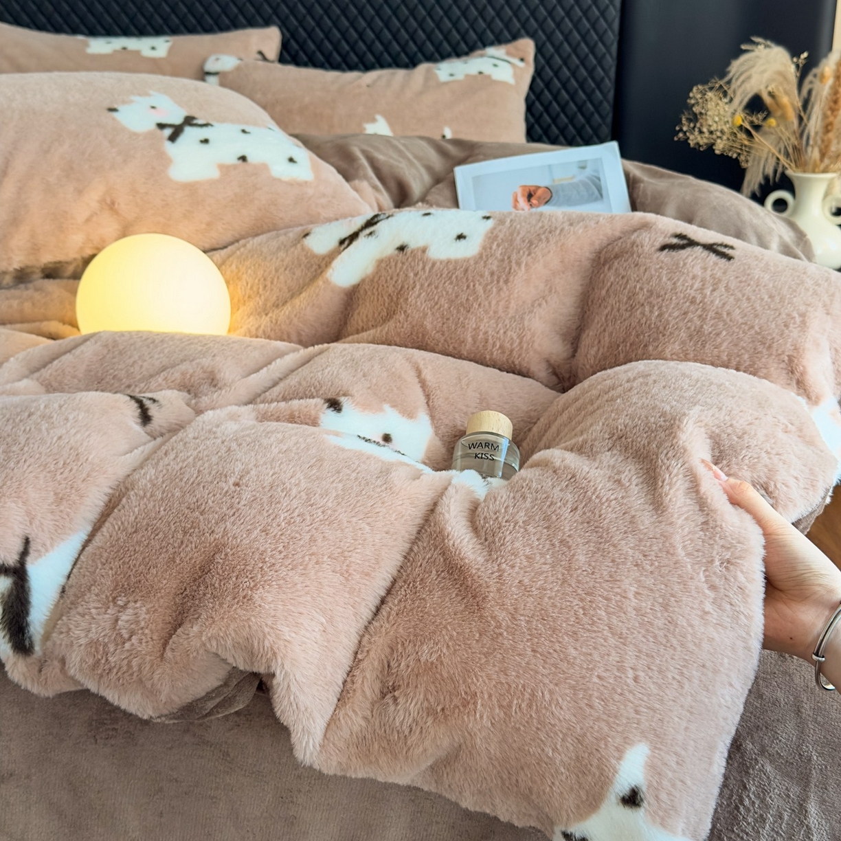 91家纺网 家纺一手货源 找家纺 璐维斯 2025 A类舒适兔毛绒印花四件套卡通花卉牛奶绒秋冬保暖床上用品单被套三件套 可爱狗