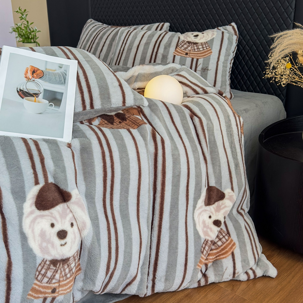 91家纺网 家纺一手货源 找家纺 璐维斯 2025 A类舒适兔毛绒印花四件套卡通花卉牛奶绒秋冬保暖床上用品单被套三件套 时尚条纹狗