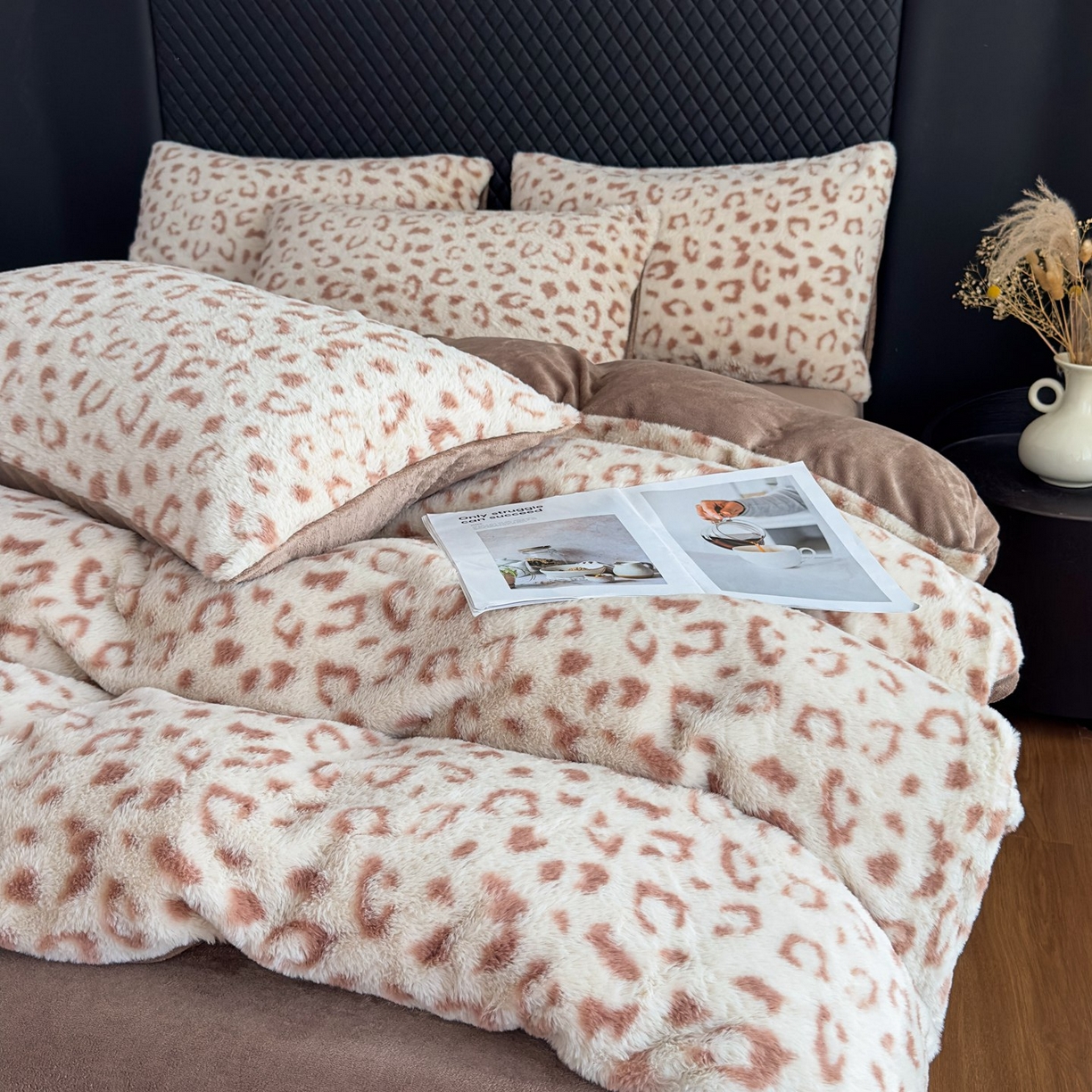 91家纺网 家纺一手货源 找家纺 璐维斯 2025 A类舒适兔毛绒印花四件套卡通花卉牛奶绒秋冬保暖床上用品单被套三件套 时尚豹纹