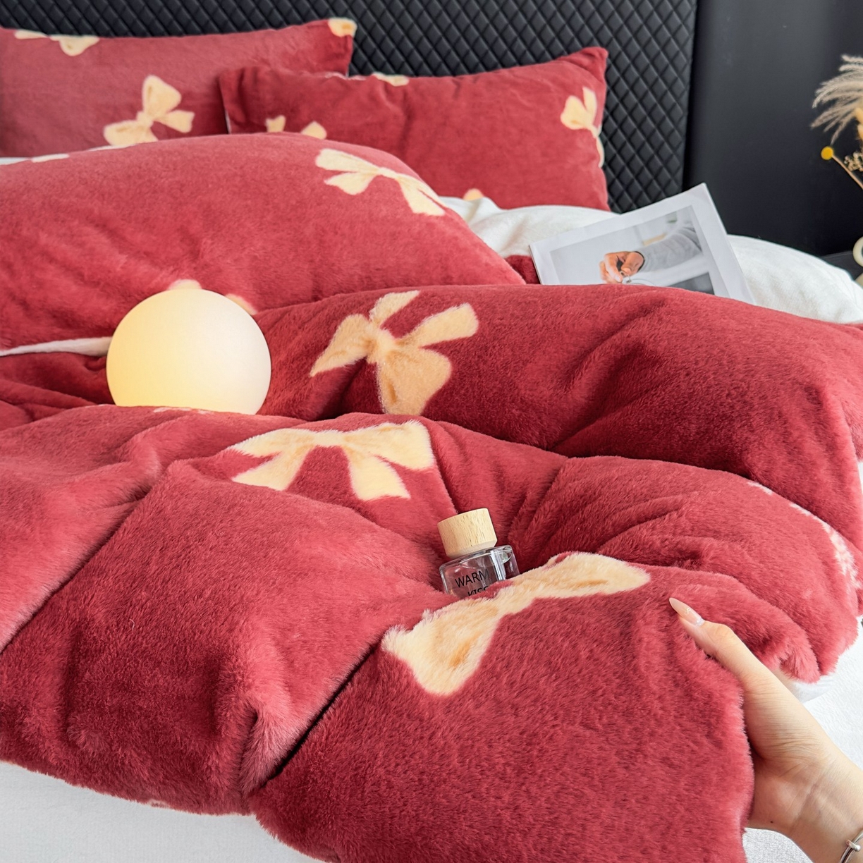 91家纺网 家纺一手货源 找家纺 璐维斯 2025 A类舒适兔毛绒印花四件套卡通花卉牛奶绒秋冬保暖床上用品单被套三件套 蝴蝶结红