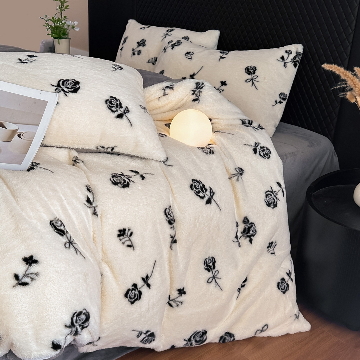 91家纺网 家纺一手货源 找家纺 璐维斯 2025 A类舒适兔毛绒印花四件套卡通花卉牛奶绒秋冬保暖床上用品单被套三件套 玫瑰白