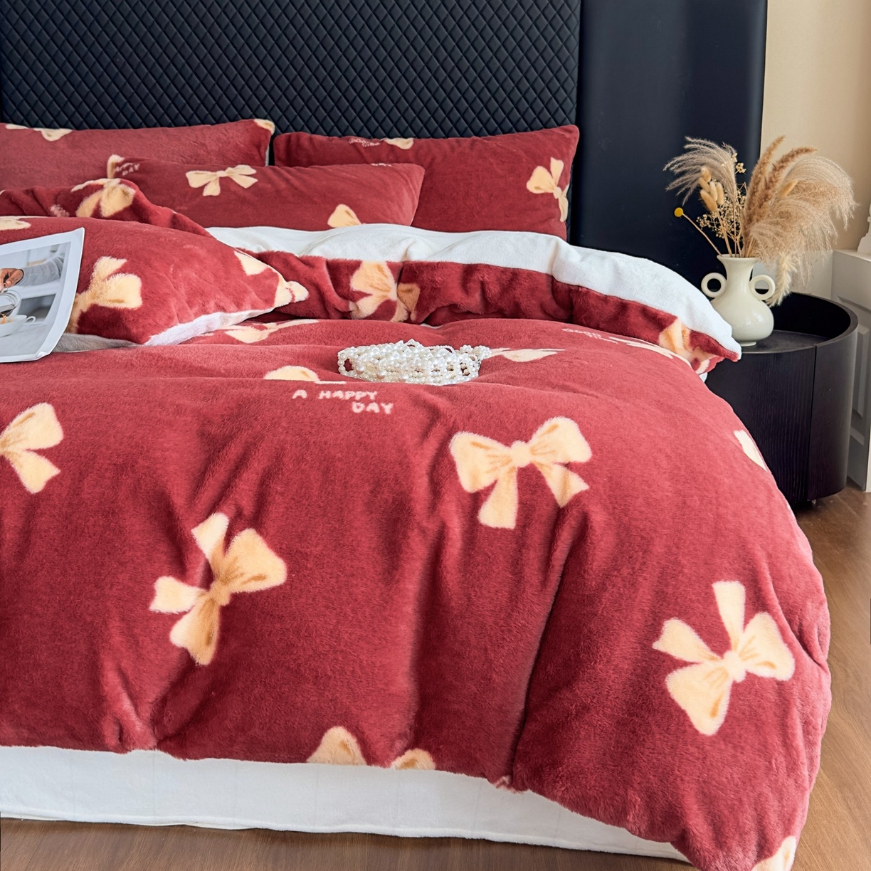 91家纺网 家纺一手货源 找家纺 璐维斯 2025 A类舒适兔毛绒印花四件套卡通花卉牛奶绒秋冬保暖床上用品单被套三件套 蝴蝶结红