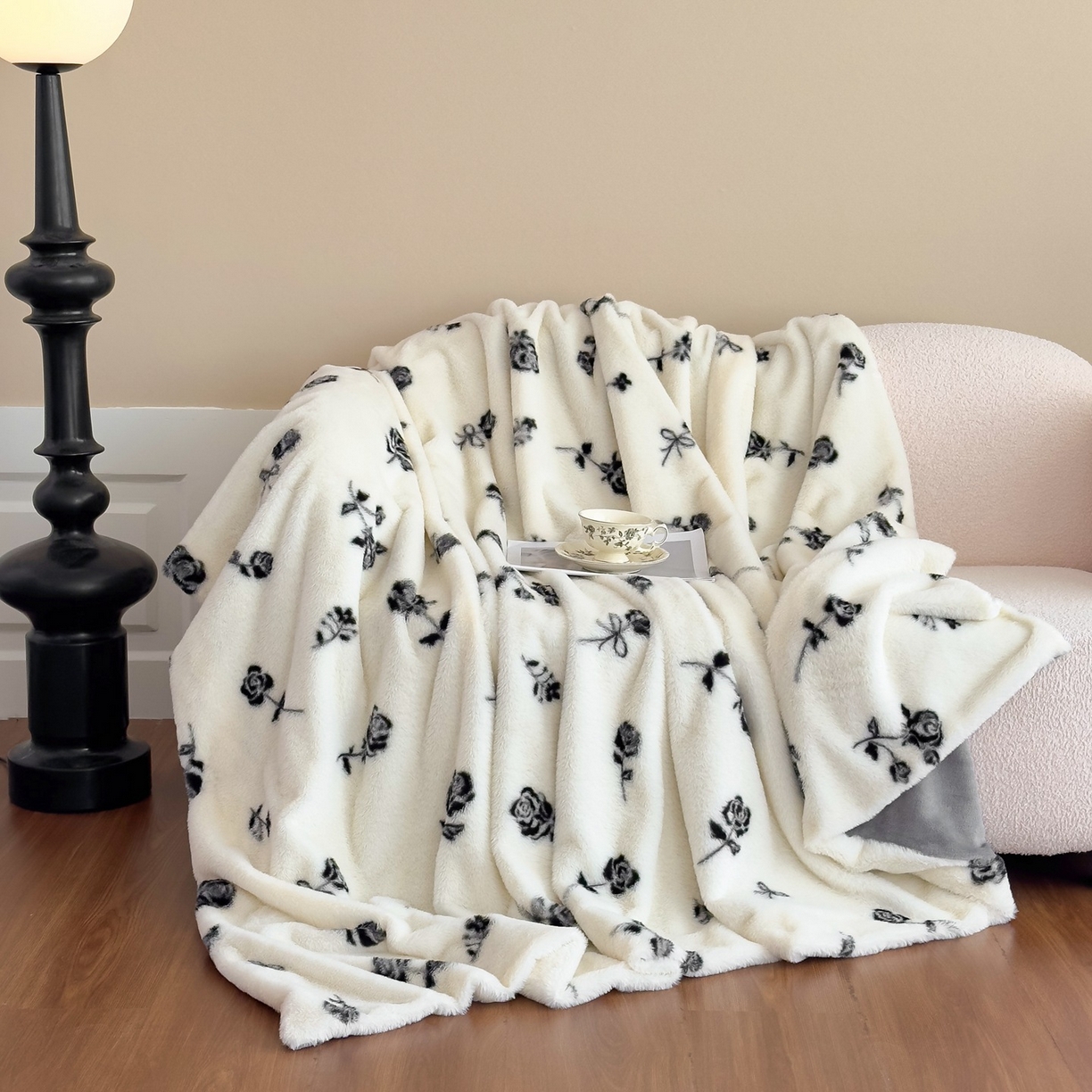 91家纺网 家纺一手货源 找家纺 璐维斯 2025 A类舒适兔毛绒印花四件套卡通花卉牛奶绒秋冬保暖床上用品单被套三件套 玫瑰白