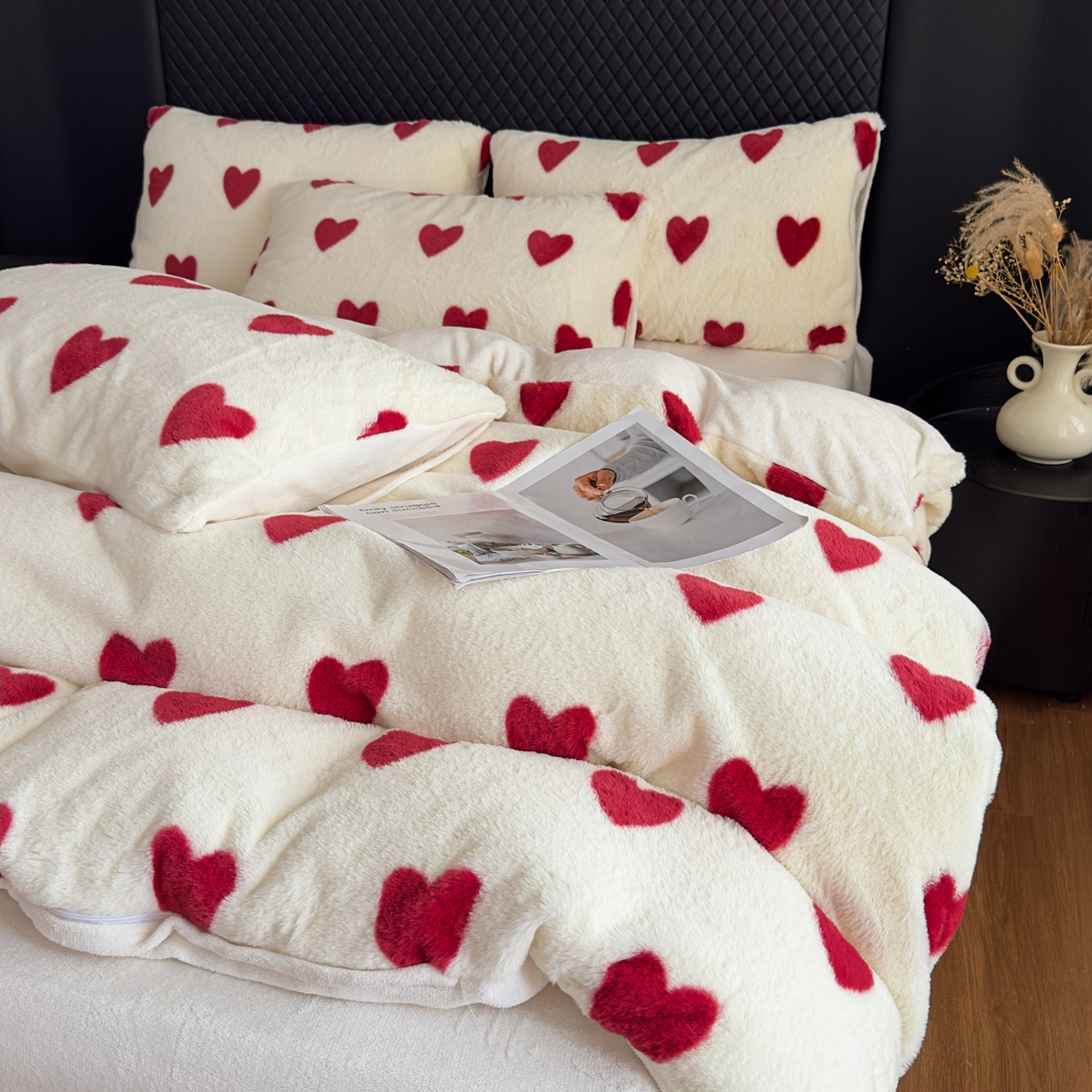 91家纺网 家纺一手货源 找家纺 璐维斯 2025 A类舒适兔毛绒印花四件套卡通花卉牛奶绒秋冬保暖床上用品单被套三件套 浪漫爱心