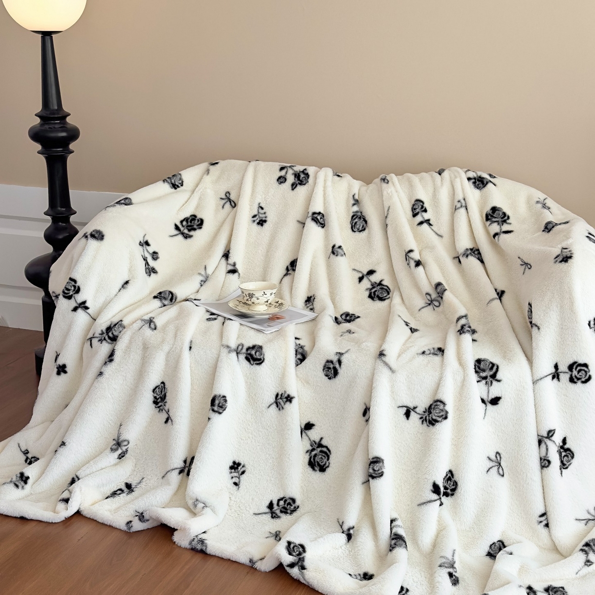 91家纺网 家纺一手货源 找家纺 璐维斯 2025 A类舒适兔毛绒印花四件套卡通花卉牛奶绒秋冬保暖床上用品单被套三件套 玫瑰白