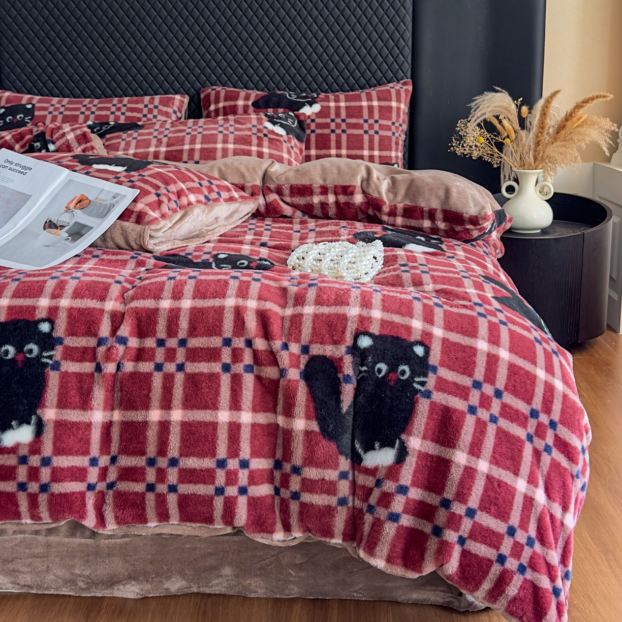 91家纺网 家纺一手货源 找家纺 璐维斯 2025 A类舒适兔毛绒印花四件套卡通花卉牛奶绒秋冬保暖床上用品单被套三件套 甜酷猫-红