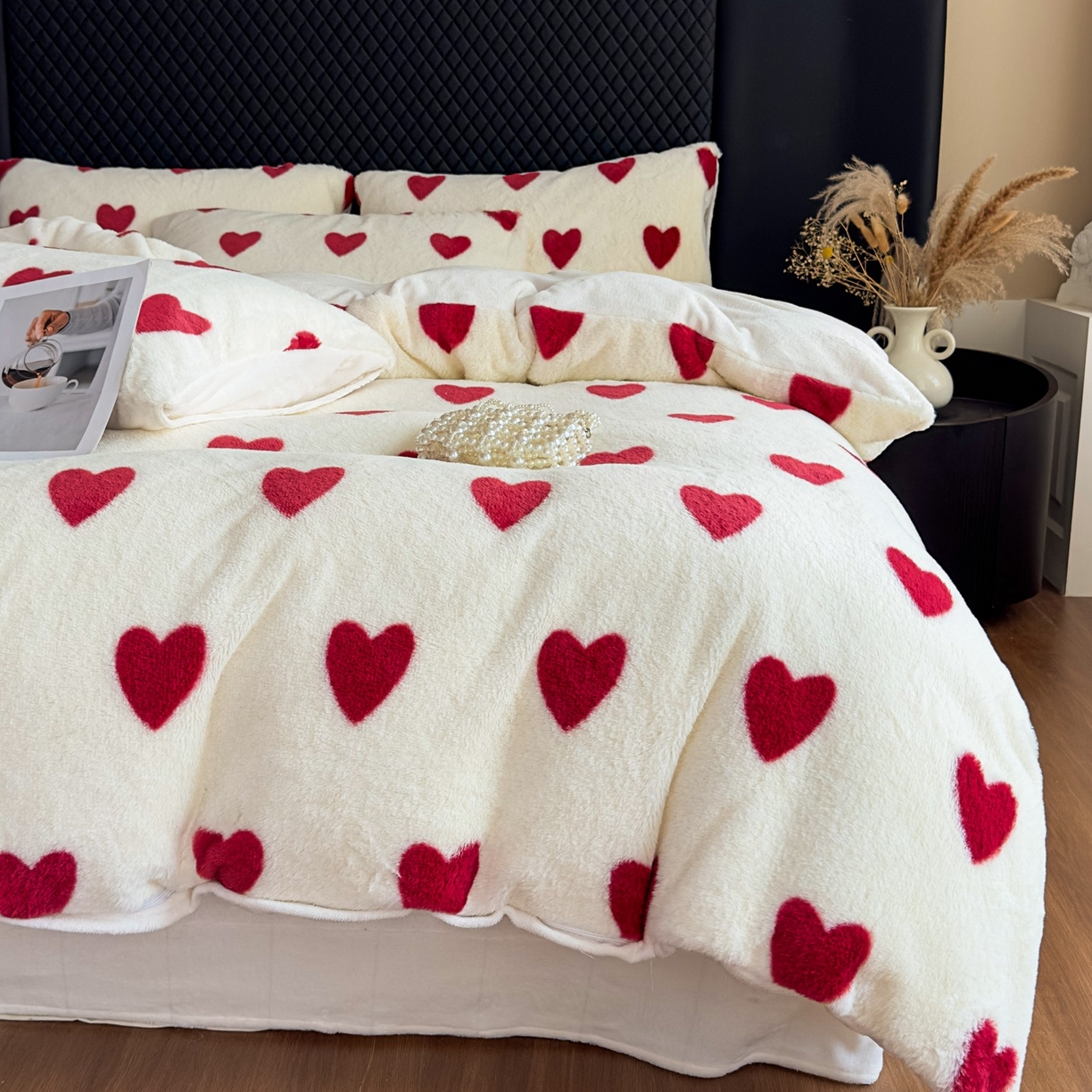 91家纺网 家纺一手货源 找家纺 璐维斯 2025 A类舒适兔毛绒印花四件套卡通花卉牛奶绒秋冬保暖床上用品单被套三件套 浪漫爱心