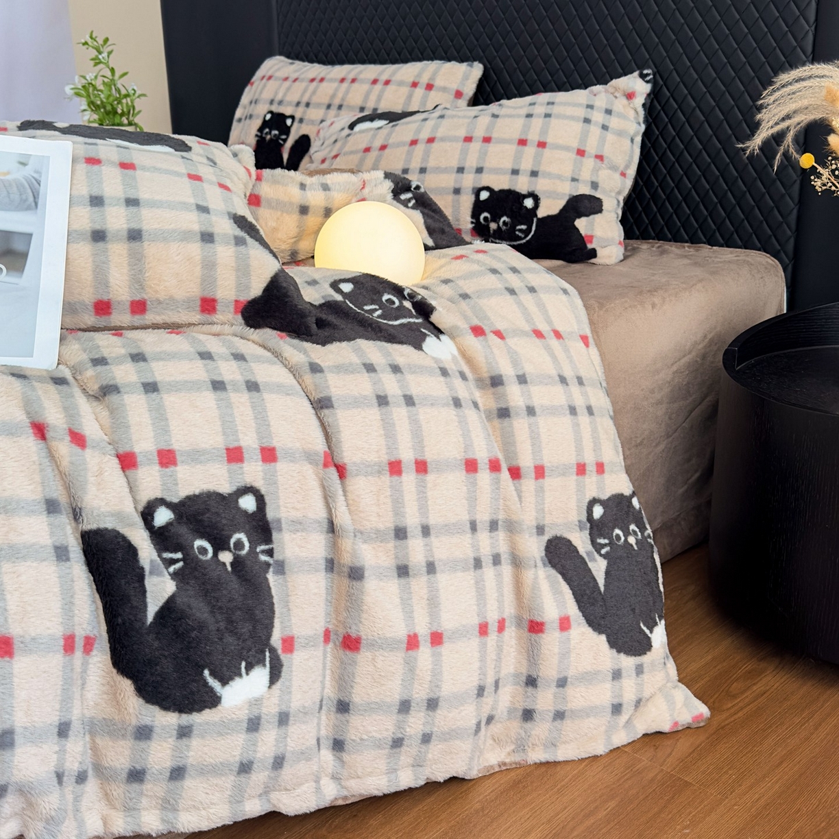 91家纺网 家纺一手货源 找家纺 璐维斯 2025 A类舒适兔毛绒印花四件套卡通花卉牛奶绒秋冬保暖床上用品单被套三件套 甜酷猫-咖