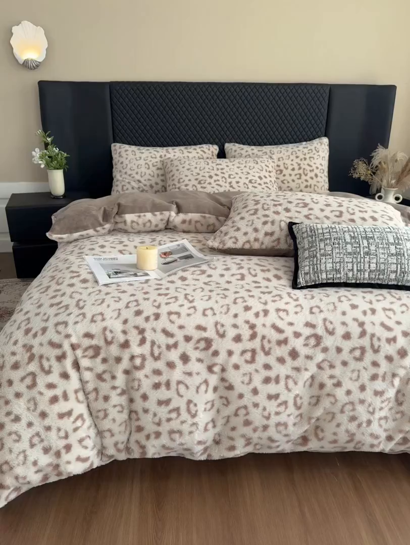 91家纺网 家纺一手货源 找家纺 璐维斯 2025 A类舒适兔毛绒印花四件套卡通花卉牛奶绒秋冬保暖床上用品单被套三件套 时尚豹纹