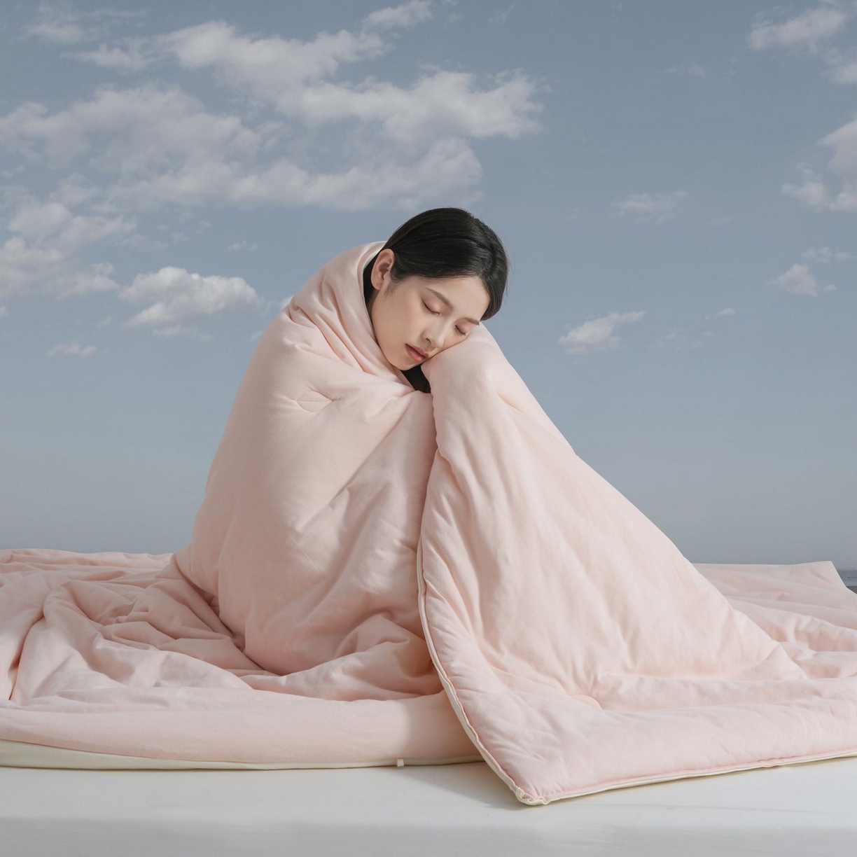 91家纺网 家纺一手货源 找家纺 桂雅居 2025新款可水洗全棉针织棉东方茶净奶糖云朵被被子被芯 云朵粉