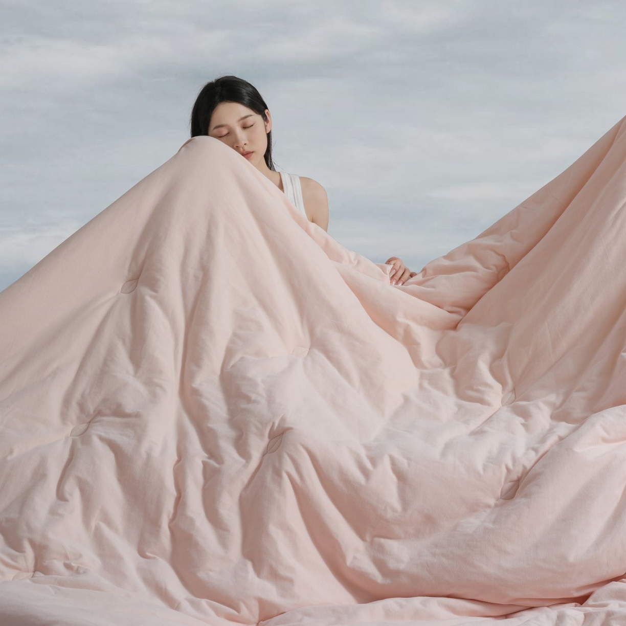 91家纺网 家纺一手货源 找家纺 桂雅居 2025新款可水洗全棉针织棉东方茶净奶糖云朵被被子被芯 云朵粉