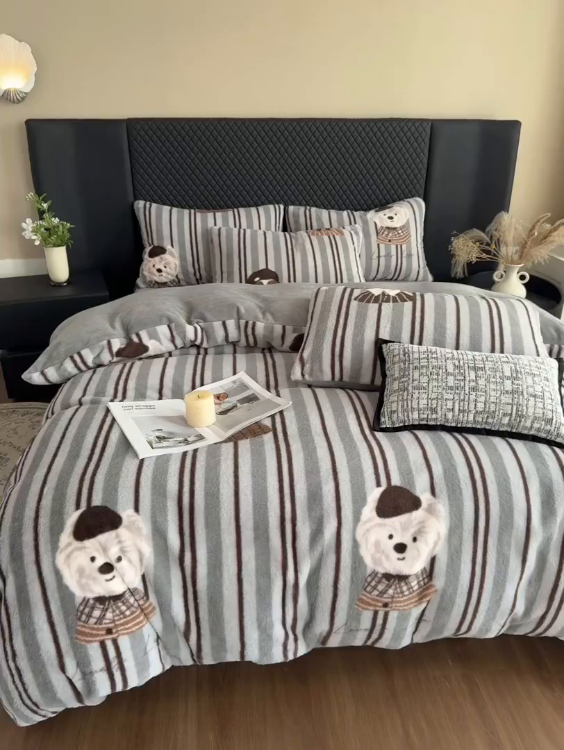 91家纺网 家纺一手货源 找家纺 璐维斯 2025 A类舒适兔毛绒印花四件套卡通花卉牛奶绒秋冬保暖床上用品单被套三件套 时尚条纹狗