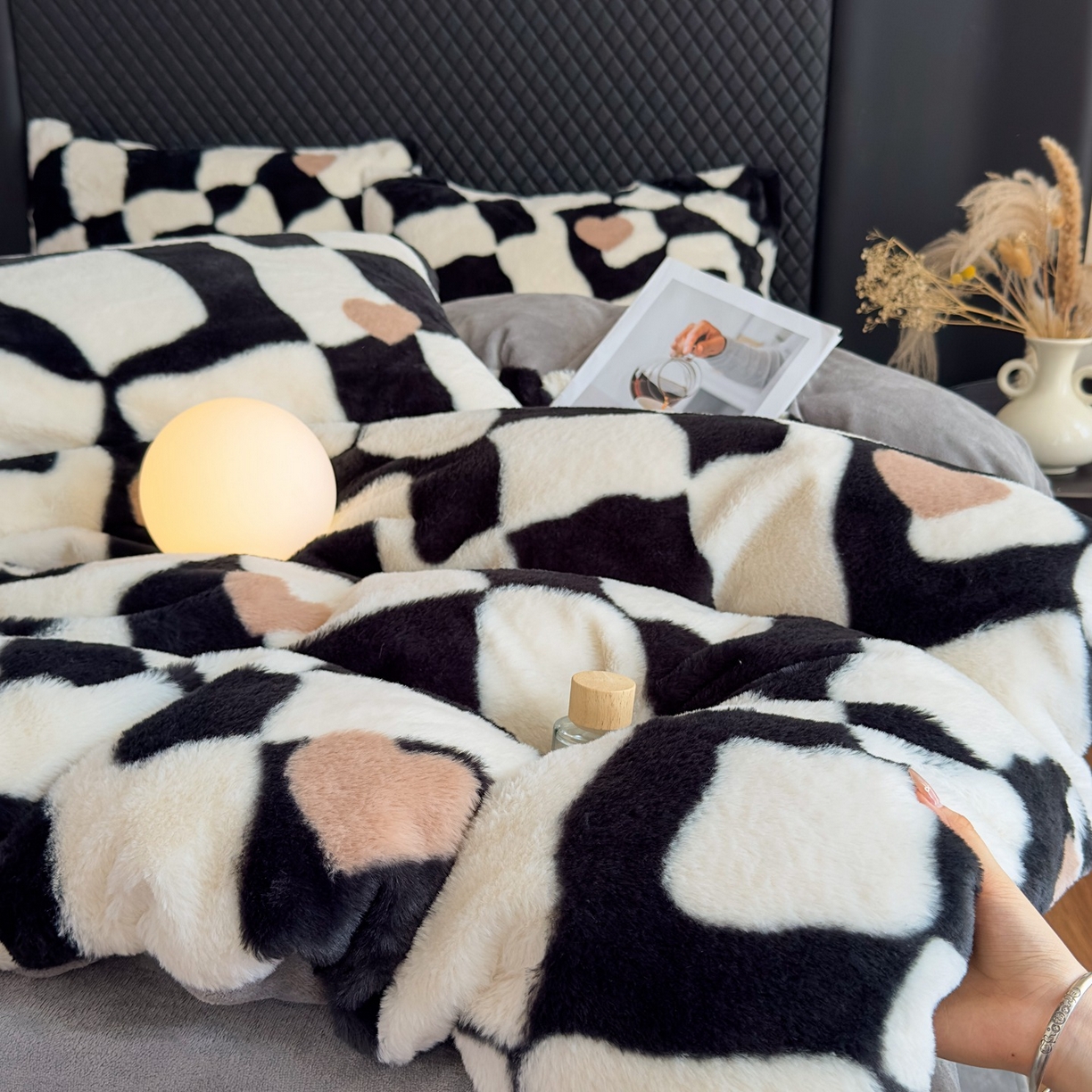 91家纺网 家纺一手货源 找家纺 璐维斯 2025 A类舒适兔毛绒印花四件套卡通花卉牛奶绒秋冬保暖床上用品单被套三件套 黑白棋盘格