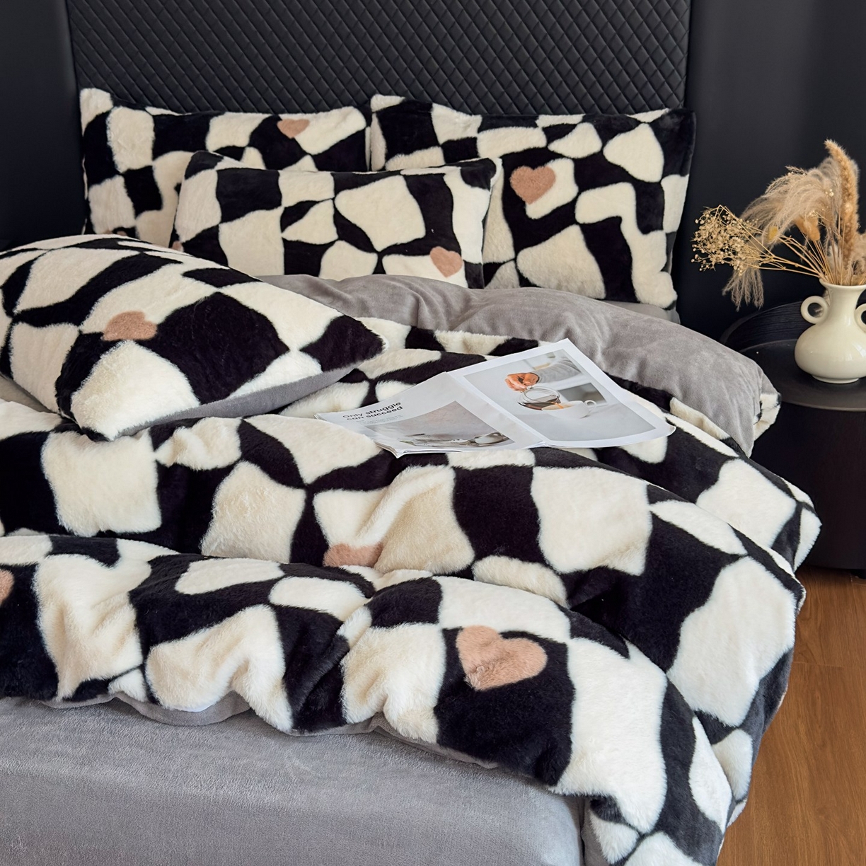 91家纺网 家纺一手货源 找家纺 璐维斯 2025 A类舒适兔毛绒印花四件套卡通花卉牛奶绒秋冬保暖床上用品单被套三件套 黑白棋盘格