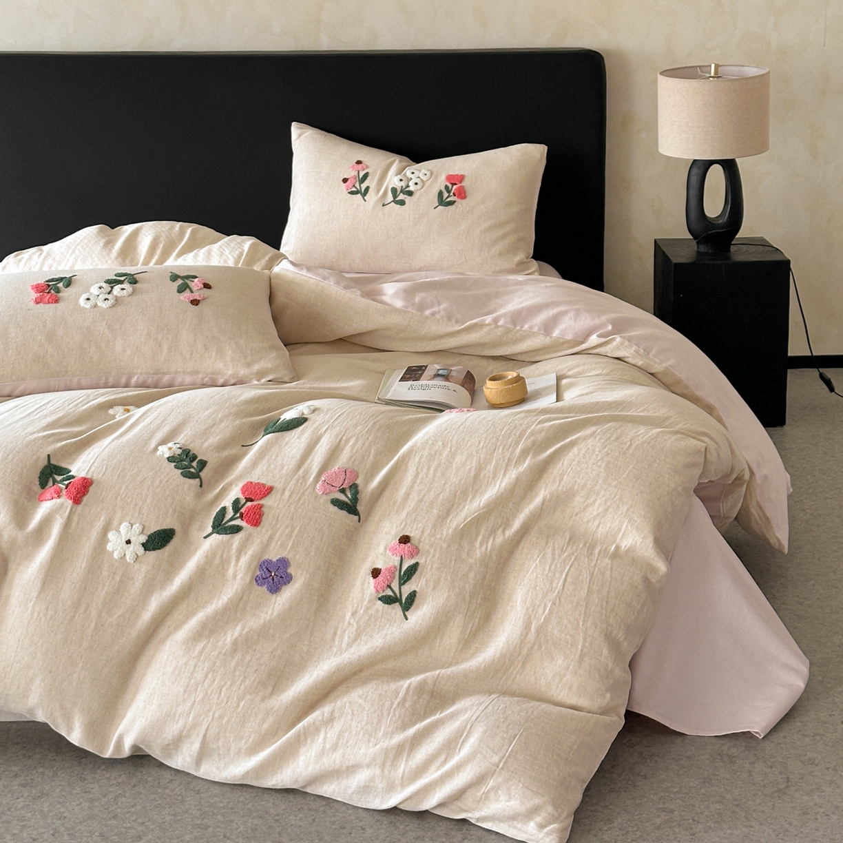 91家纺网 家纺一手货源 找家纺 雅居纺家纺 2025新款棉麻+全棉磨毛毛巾绣四件套 花锦-白粉