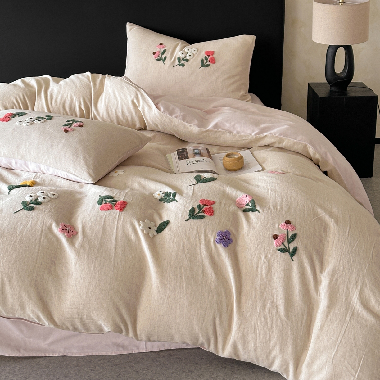 91家纺网 家纺一手货源 找家纺 雅居纺家纺 2025新款棉麻+全棉磨毛毛巾绣四件套 花锦-白粉