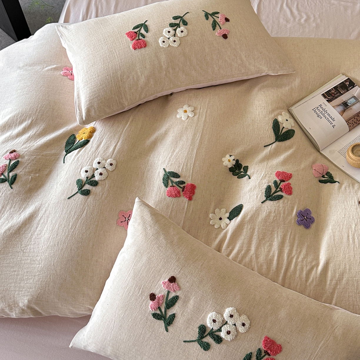 91家纺网 家纺一手货源 找家纺 雅居纺家纺 2025新款棉麻+全棉磨毛毛巾绣四件套 花锦-白粉