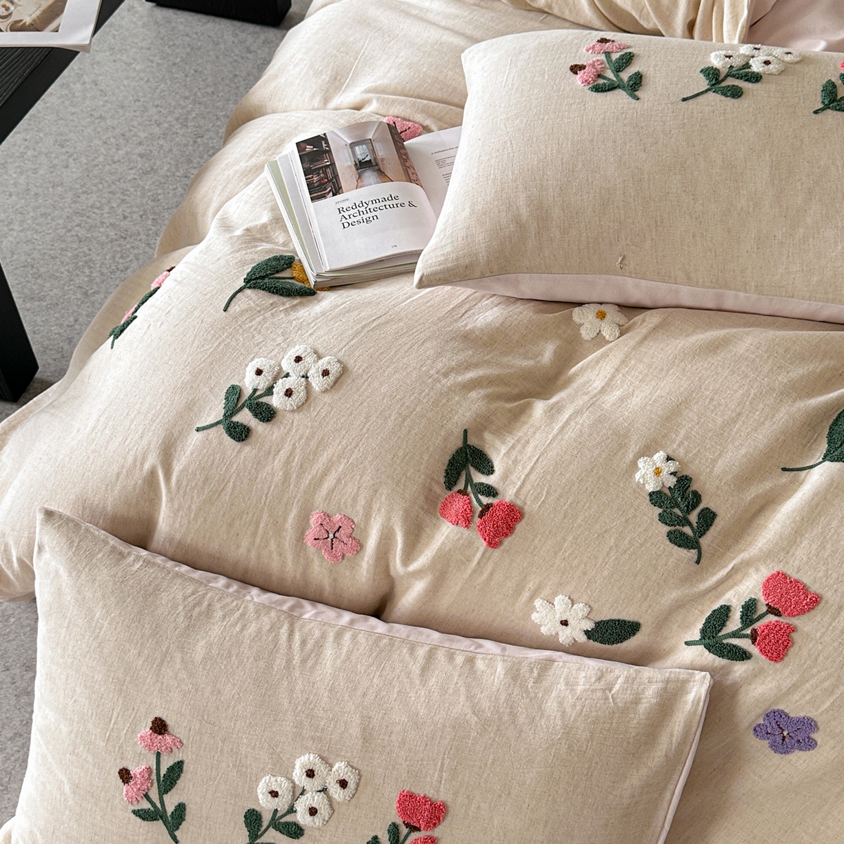 91家纺网 家纺一手货源 找家纺 雅居纺家纺 2025新款棉麻+全棉磨毛毛巾绣四件套 花锦-白粉