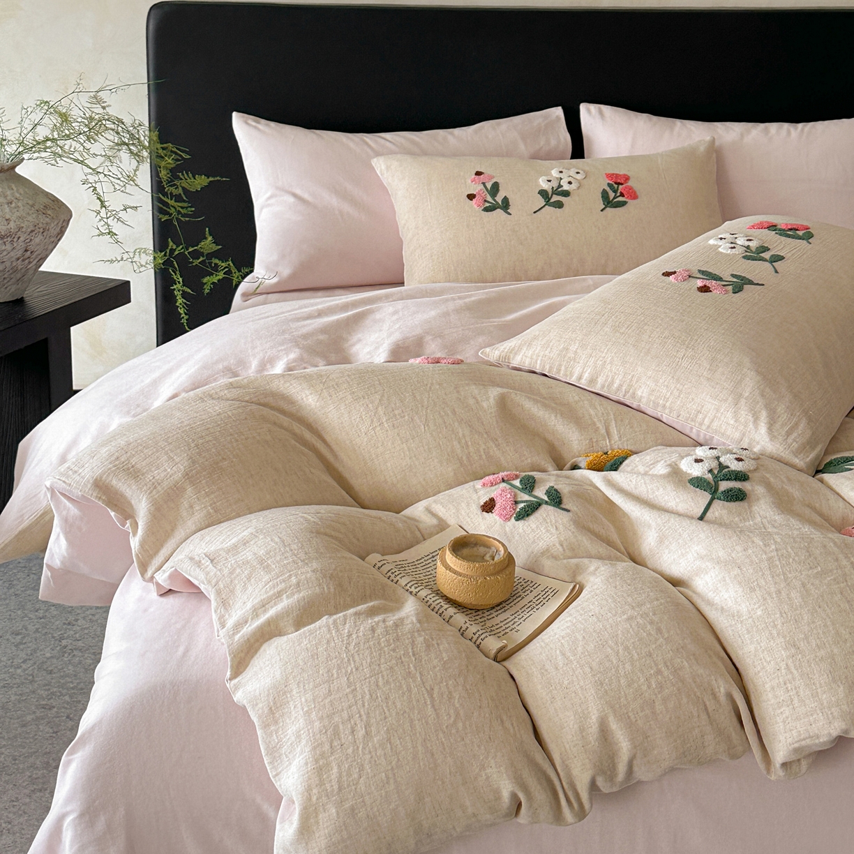 91家纺网 家纺一手货源 找家纺 雅居纺家纺 2025新款棉麻+全棉磨毛毛巾绣四件套 花锦-白粉