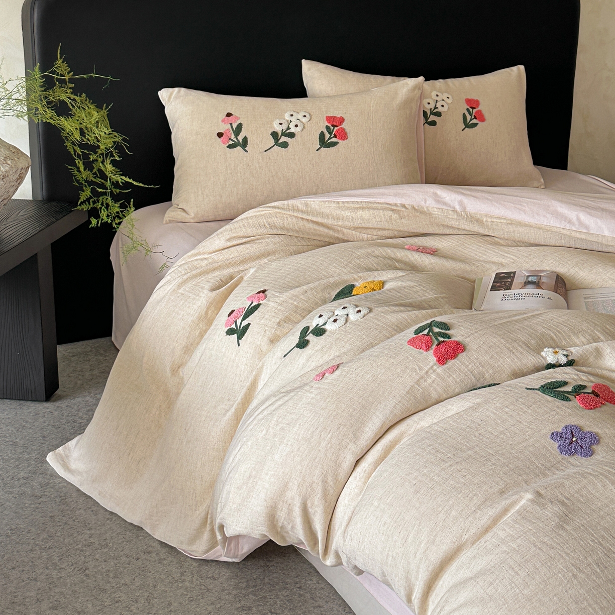 91家纺网 家纺一手货源 找家纺 雅居纺家纺 2025新款棉麻+全棉磨毛毛巾绣四件套 花锦-白粉