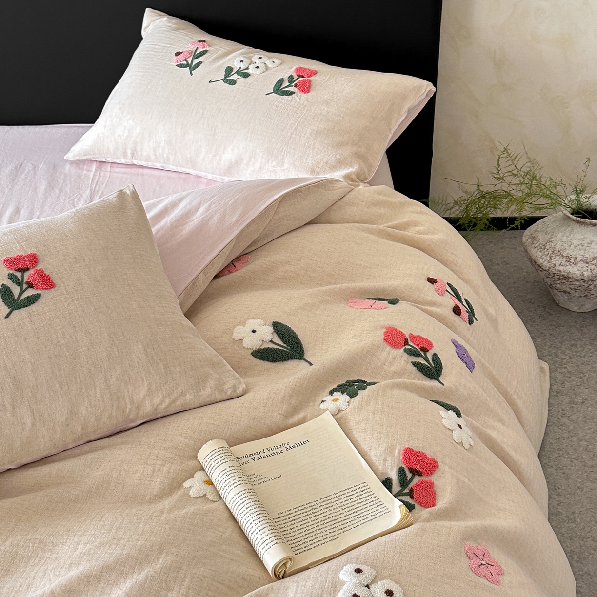 91家纺网 家纺一手货源 找家纺 雅居纺家纺 2025新款棉麻+全棉磨毛毛巾绣四件套 花锦-白粉