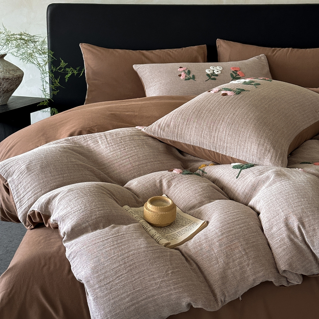 91家纺网 家纺一手货源 找家纺 雅居纺家纺 2025新款棉麻+全棉磨毛毛巾绣四件套 花锦-咖啡