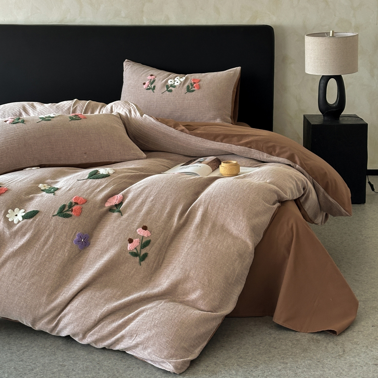 91家纺网 家纺一手货源 找家纺 雅居纺家纺 2025新款棉麻+全棉磨毛毛巾绣四件套 花锦-咖啡