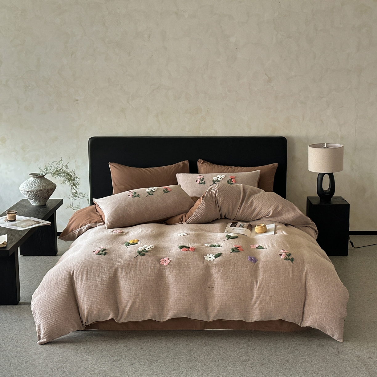 91家纺网 家纺一手货源 找家纺 雅居纺家纺 2025新款棉麻+全棉磨毛毛巾绣四件套 花锦-咖啡