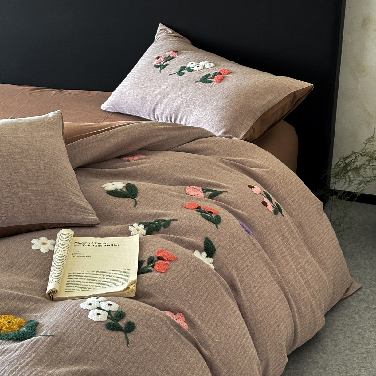 91家纺网 家纺一手货源 找家纺 雅居纺家纺 2025新款棉麻+全棉磨毛毛巾绣四件套 花锦-咖啡