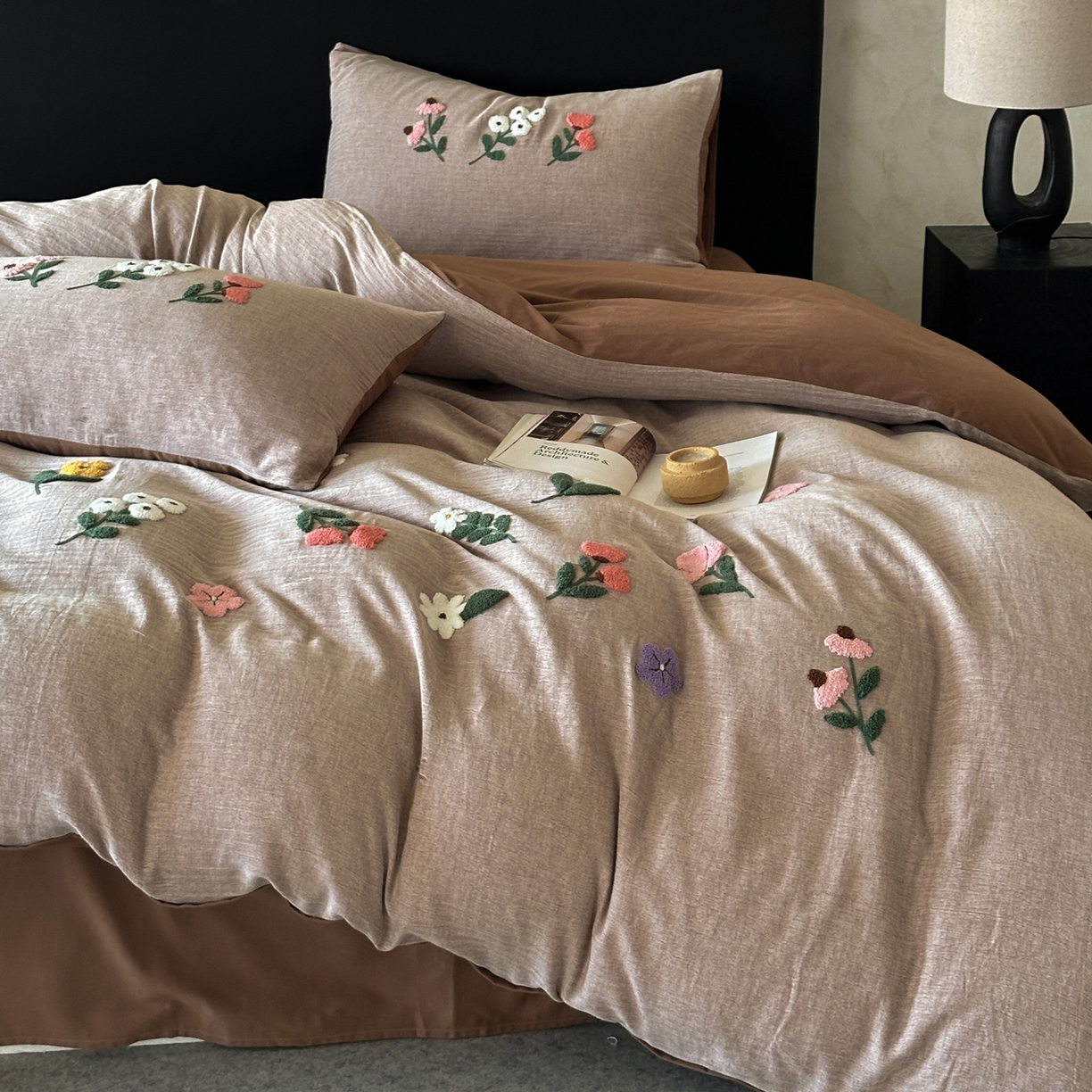 91家纺网 家纺一手货源 找家纺 雅居纺家纺 2025新款棉麻+全棉磨毛毛巾绣四件套 花锦-咖啡