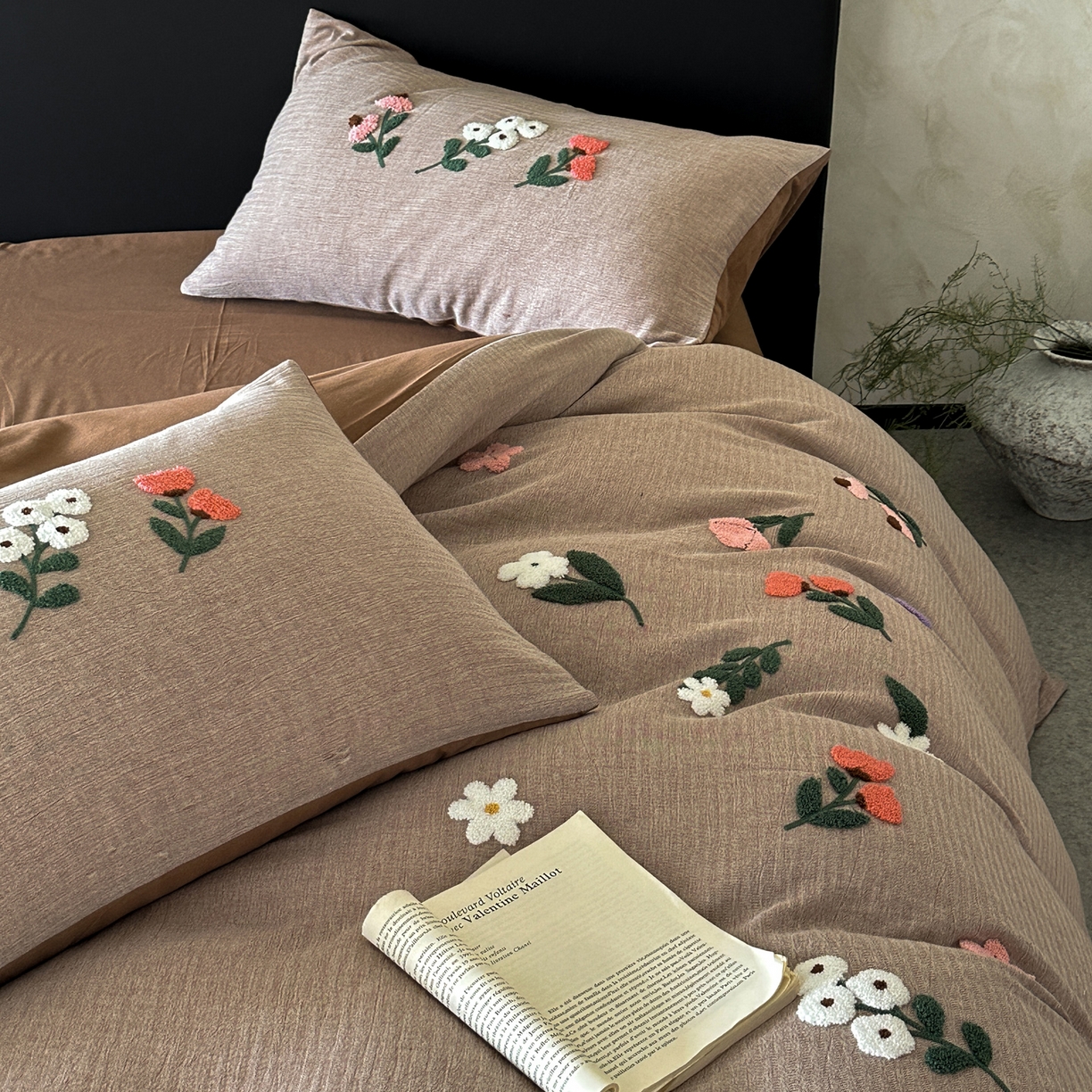 91家纺网 家纺一手货源 找家纺 雅居纺家纺 2025新款棉麻+全棉磨毛毛巾绣四件套 花锦-咖啡