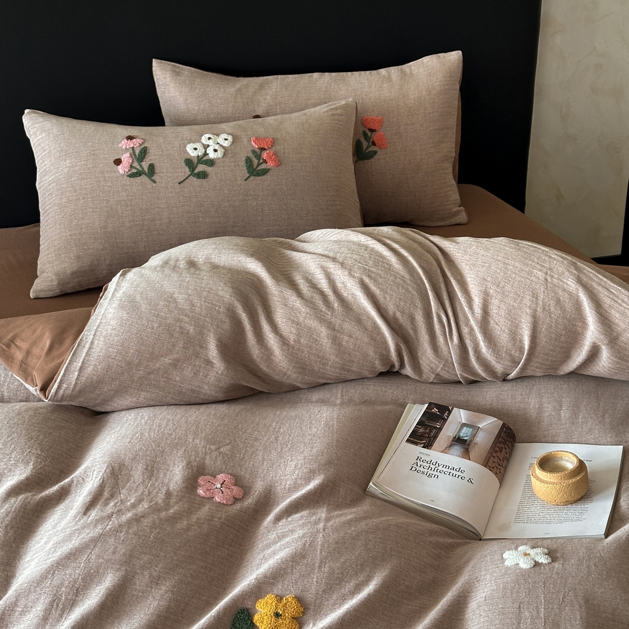 91家纺网 家纺一手货源 找家纺 雅居纺家纺 2025新款棉麻+全棉磨毛毛巾绣四件套 花锦-咖啡